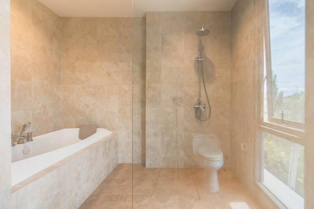 Marbella Beachfront Pattaya 3Br Bang Lamung Exterior photo